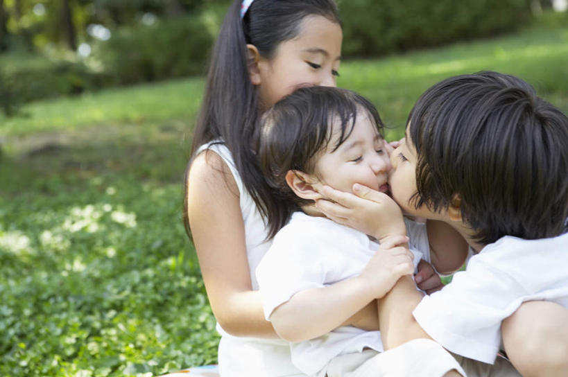 东方人,儿童,三个人,伙伴,朋友,坐,抱,吻,横图,室外,白天,侧面,友谊,纯洁,草地,草坪,花海,花圃,植物,叶子,亚洲,阴影,服装,朦胧,模糊,盛开,光线,影子,花蕾,注视,黄种人,草,花,花瓣,花朵,花卉,鲜花,树,树木,小孩,衣服,绿色,阳光,自然,花丛,花束,花田,花苞,花蕊,观察,看,可爱,童年,童趣,服饰,生长,成长,抱着,观看,察看,搂着,衣着,穿着,关注,童真,烂漫,无邪,衣饰,天真,友情,男孩,男人,男性,女孩,女人,女性,亚洲人,怀抱,接吻,搂,搂抱,亲,亲吻,亲嘴,相抱,拥抱,坐着,半身,彩图,男生,女生