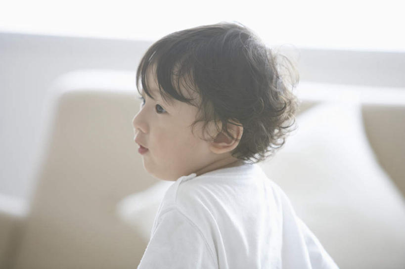 东方人,儿童,一个人,客厅,站,横图,室内,白天,纯洁,靠垫,沙发,亚洲,仅一个男性,仅一个人,服装,朦胧,模糊,靠枕,扭头,注视,黄种人,小孩,背面,衣服,垫子,枕头,观察,看,站着,转头,仅一个小孩,可爱,童年,童趣,服饰,观看,察看,起居室,衣着,穿着,关注,布艺沙发,童真,烂漫,无邪,衣饰,客堂,天真,男孩,男人,男性,亚洲人,孩子,站立,半身,彩图,男生