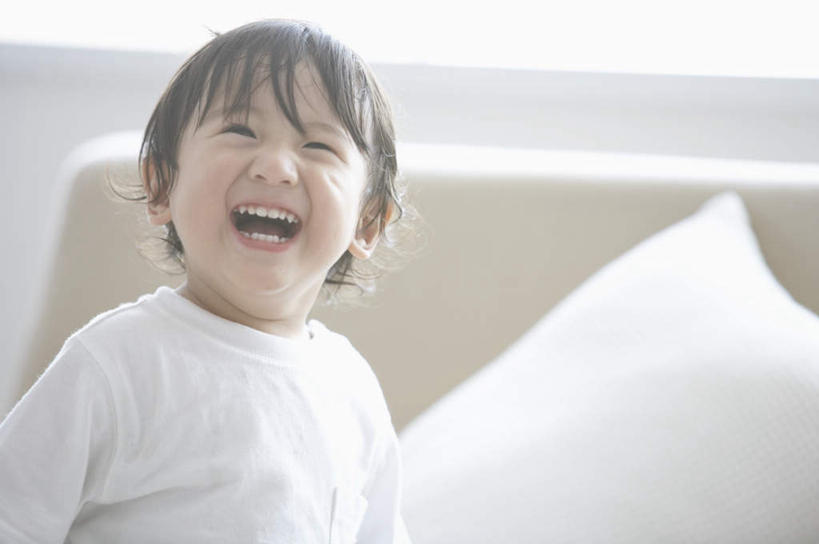 东方人,儿童,一个人,客厅,站,笑,微笑,露齿笑,横图,室内,白天,正面,纯洁,靠垫,沙发,亚洲,仅一个男性,仅一个人,服装,朦胧,模糊,靠枕,注视,黄种人,小孩,衣服,垫子,枕头,观察,看,站着,仅一个小孩,可爱,童年,童趣,服饰,观看,察看,起居室,衣着,穿着,关注,布艺沙发,童真,烂漫,无邪,衣饰,客堂,天真,男孩,男人,男性,亚洲人,孩子,站立,半身,彩图,男生