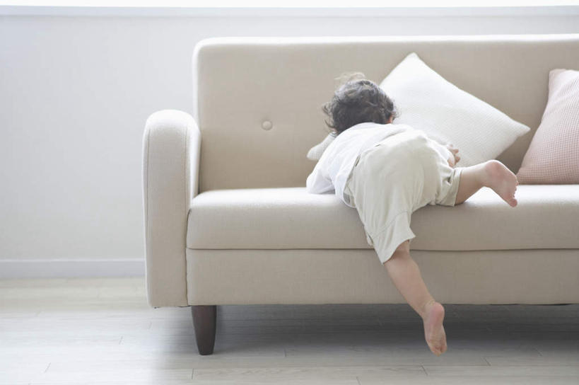 东方人,儿童,一个人,客厅,横图,室内,白天,纯洁,靠垫,沙发,亚洲,仅一个男性,仅一个人,阴影,服装,反射,影子,墙,靠枕,黄种人,光脚,墙壁,墙面,小孩,背面,衣服,垫子,枕头,趴着,仅一个小孩,赤脚,可爱,童年,童趣,服饰,起居室,衣着,穿着,布艺沙发,童真,烂漫,无邪,衣饰,客堂,天真,男孩,男人,男性,亚洲人,孩子,趴,彩图,全身,男生