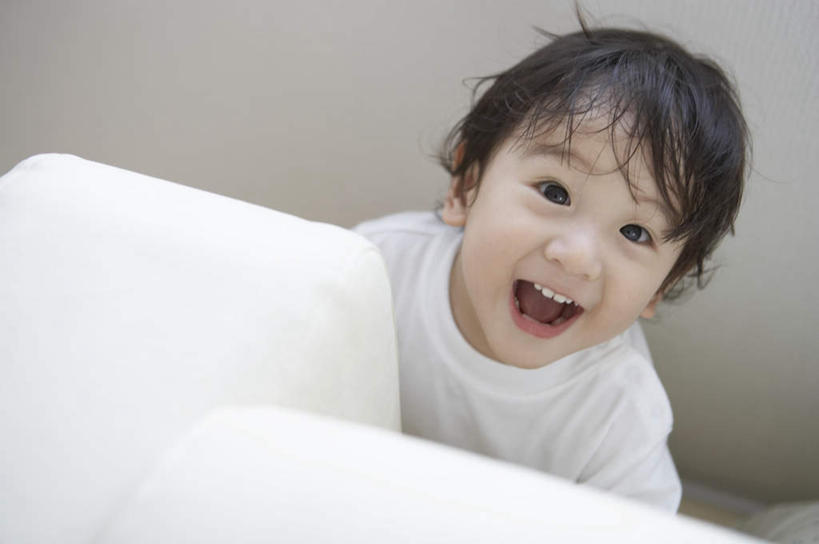 东方人,儿童,一个人,客厅,笑,大笑,横图,俯视,室内,白天,兴奋,纯洁,沙发,亚洲,仅一个男性,仅一个人,服装,注视,黄种人,小孩,衣服,白色,观察,看,张嘴,仅一个小孩,可爱,童年,童趣,服饰,观看,察看,起居室,衣着,穿着,关注,张大嘴巴,布艺沙发,童真,烂漫,无邪,哈哈大笑,衣饰,客堂,天真,男孩,男人,男性,亚洲人,孩子,张开嘴,半身,彩图,高角度拍摄,高兴,狂笑,男生