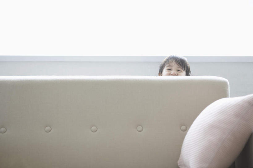 东方人,儿童,一个人,客厅,横图,室内,白天,正面,纯洁,窗户,靠垫,沙发,亚洲,仅一个男性,仅一个人,墙,靠枕,注视,黄种人,玻璃窗,墙壁,墙面,小孩,垫子,枕头,观察,看,仅一个小孩,可爱,童年,童趣,观看,察看,起居室,关注,偷窥,布艺沙发,童真,烂漫,无邪,窃看,窃视,客堂,天真,男孩,男人,男性,亚洲人,孩子,半身,彩图,男生