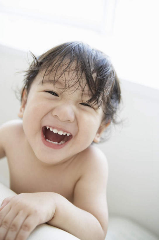 东方人,儿童,一个人,客厅,笑,大笑,竖图,俯视,室内,白天,兴奋,纯洁,沙发,亚洲,仅一个男性,仅一个人,注视,黄种人,裸露,小孩,观察,看,张嘴,仅一个小孩,可爱,童年,童趣,观看,察看,起居室,关注,裸,张大嘴巴,布艺沙发,童真,烂漫,无邪,哈哈大笑,客堂,天真,男孩,男人,男性,亚洲人,孩子,张开嘴,半身,彩图,高角度拍摄,高兴,狂笑,男生