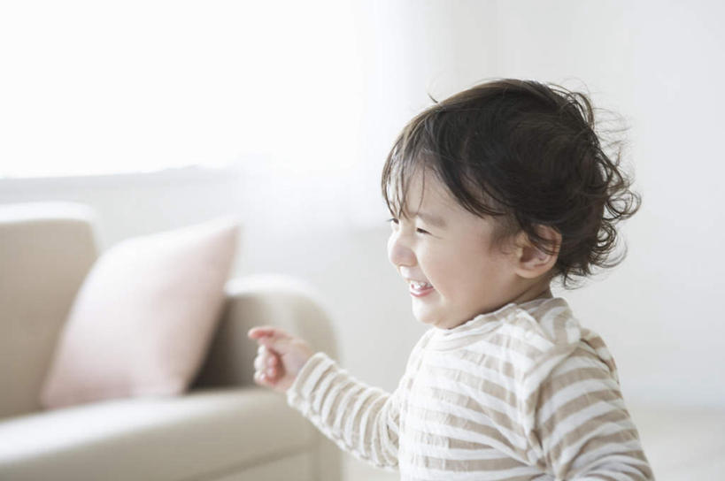 东方人,儿童,一个人,客厅,站,笑,微笑,露齿笑,横图,室内,白天,侧面,纯洁,窗户,靠垫,沙发,亚洲,仅一个男性,仅一个人,服装,朦胧,模糊,墙,靠枕,注视,黄种人,玻璃窗,墙壁,墙面,小孩,衣服,垫子,枕头,观察,看,站着,仅一个小孩,可爱,童年,童趣,服饰,观看,察看,起居室,衣着,穿着,关注,布艺沙发,童真,烂漫,无邪,衣饰,客堂,天真,男孩,男人,男性,亚洲人,孩子,站立,半身,彩图,男生