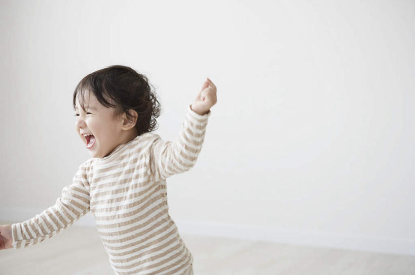 东方人,儿童,一个人,伸展双臂,笑,微笑,露齿笑,横图,室内,白天,正面,跳舞,纯洁,亚洲,仅一个男性,仅一个人,服装,墙,注视,黄种人,墙壁,墙面,小孩,衣服,观察,看,仅一个小孩,可爱,童年,童趣,服饰,观看,察看,衣着,穿着,关注,舞姿,童真,烂漫,无邪,衣饰,天真,男孩,男人,男性,亚洲人,孩子,敞开双臂,伸开双臂,展开双肩,张开手臂,张开双臂,半身,彩图,舞蹈,男生