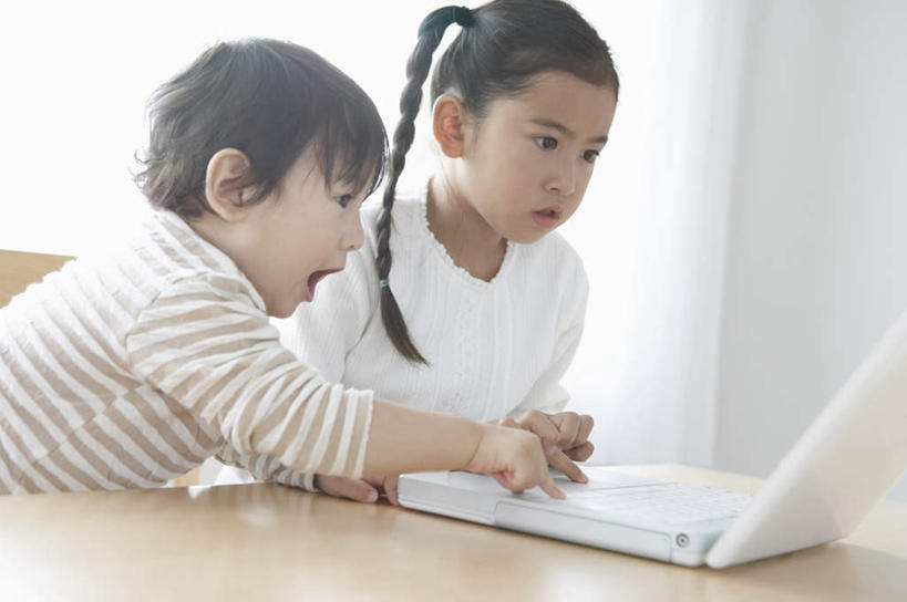 东方人,儿童,两个人,伙伴,朋友,坐,横图,室内,白天,正面,友谊,纯洁,电脑,笔记本电脑,窗户,桌面,桌子,椅子,亚洲,敲打,服装,网络,木制,木椅,墙,注视,黄种人,输入,通讯设备,玻璃窗,墙壁,墙面,小孩,衣服,木制品,打字,观察,看,可爱,童年,童趣,服饰,观看,点击,一台,敲击,察看,无线,衣着,穿着,关注,通信设备,无线网络,无线上网,便携式电脑,童真,烂漫,无邪,衣饰,天真,友情,按键,手提电脑,男孩,男人,男性,女孩,女人,女性,亚洲人,坐着,半身,彩图,男生,女生