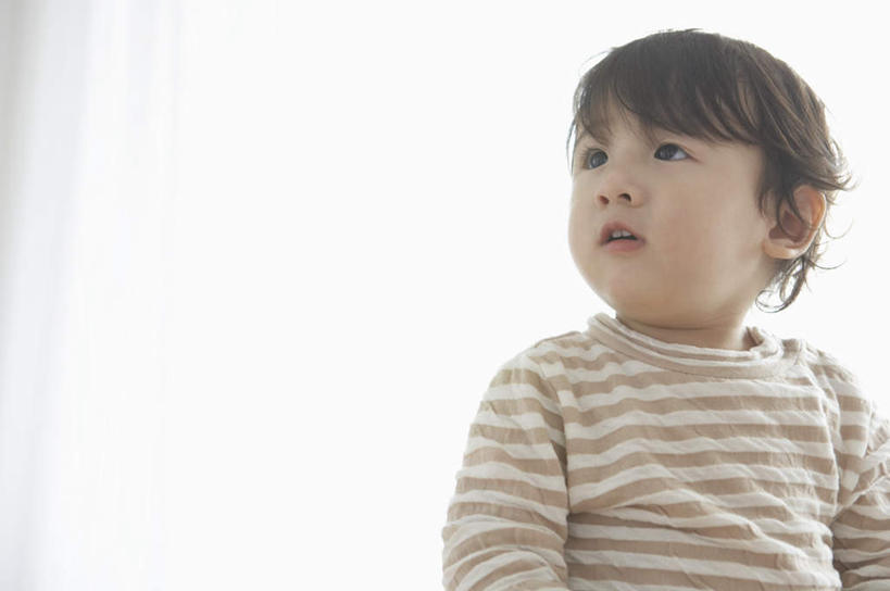 东方人,儿童,一个人,站,横图,室内,白天,白色背景,正面,纯洁,亚洲,仅一个男性,仅一个人,服装,墙,注视,黄种人,墙壁,墙面,小孩,衣服,观察,看,站着,仅一个小孩,可爱,童年,童趣,服饰,观看,察看,衣着,穿着,关注,童真,烂漫,无邪,衣饰,天真,男孩,男人,男性,亚洲人,孩子,站立,半身,彩图,男生