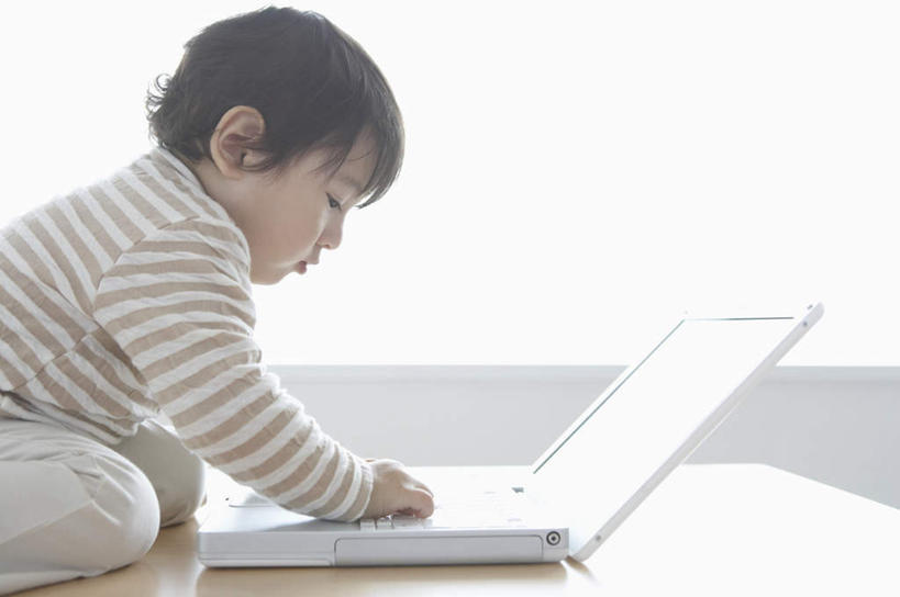 东方人,儿童,一个人,跪,横图,室内,白天,侧面,纯洁,电脑,笔记本电脑,窗户,桌面,桌子,亚洲,仅一个男性,仅一个人,敲打,服装,网络,木制,注视,黄种人,输入,通讯设备,玻璃窗,小孩,衣服,木制品,打字,观察,看,仅一个小孩,可爱,童年,童趣,服饰,观看,点击,一台,敲击,察看,无线,衣着,穿着,关注,通信设备,无线网络,无线上网,便携式电脑,童真,烂漫,无邪,衣饰,天真,按键,手提电脑,男孩,男人,男性,亚洲人,孩子,跪着,半身,彩图,男生