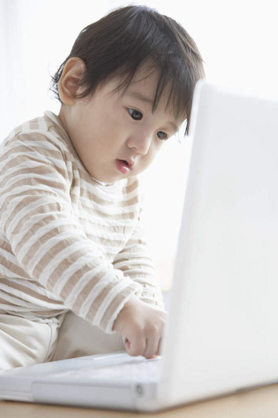 东方人,儿童,一个人,跪,竖图,室内,白天,正面,纯洁,电脑,笔记本电脑,窗户,桌面,桌子,亚洲,仅一个男性,仅一个人,敲打,服装,网络,木制,注视,黄种人,输入,通讯设备,玻璃窗,小孩,衣服,木制品,打字,观察,看,仅一个小孩,可爱,童年,童趣,服饰,观看,点击,一台,敲击,察看,无线,衣着,穿着,关注,通信设备,无线网络,无线上网,便携式电脑,童真,烂漫,无邪,衣饰,天真,按键,手提电脑,男孩,男人,男性,亚洲人,孩子,跪着,半身,彩图,男生
