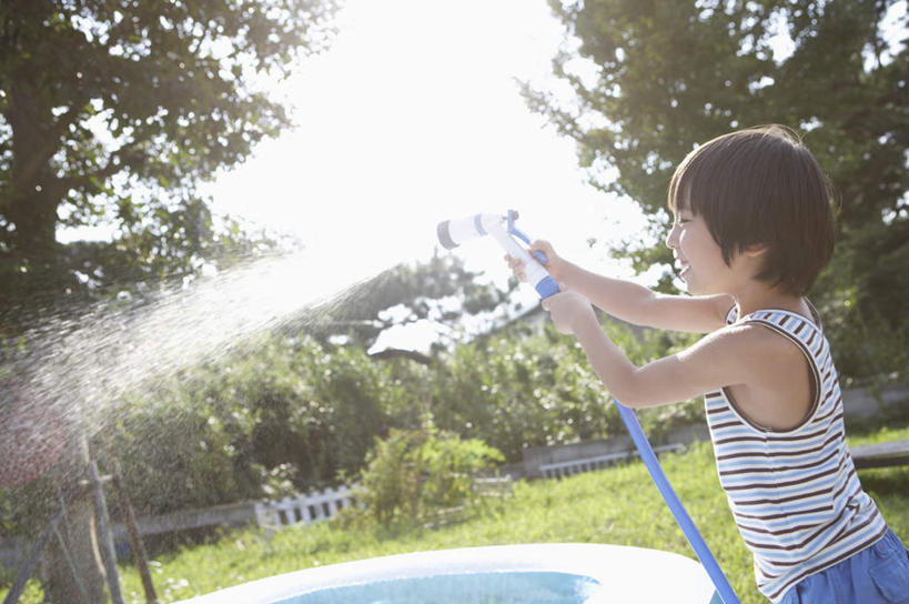 东方人,儿童,一个人,游泳池,站,横图,室外,白天,侧面,纯洁,草地,草坪,水,植物,亚洲,仅一个男性,仅一个人,握,阴影,飞溅,服装,溅,光线,液体,影子,塑料,水池,水滴,拿,拿着,注视,休闲装,黄种人,水管,泳池,水珠,草,树,树木,小孩,衣服,绿色,阳光,自然,塑料制品,观察,看,站着,仅一个小孩,休闲,休闲服,可爱,童年,童趣,握着,服饰,生长,成长,观看,软管,察看,关注,喷洒,童真,烂漫,无邪,充气游泳池,儿童游泳池,天真,男孩,男人,男性,亚洲人,孩子,站立,半身,彩图,男生