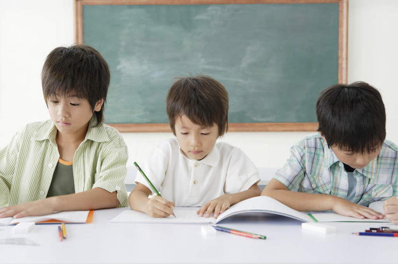 东方人,儿童,三个人,伙伴,朋友,坐,横图,室内,白天,正面,友谊,纯洁,桌子,亚洲,一排,握,服装,整齐,笔,办公用品,记事本,拿,拿着,注视,休闲装,黄种人,书桌,文具,排列,小孩,衣服,本子,笔记本,课桌,铅笔,学习用品,黑板,观察,看,休闲,教室,同学,休闲服,可爱,童年,童趣,教学,握着,服饰,观看,文具用品,察看,书写,课堂,校友,队列,关注,童真,烂漫,无邪,同窗,学友,耐磨,教学黑板,天真,友情,男孩,男人,男性,亚洲人,坐着,半身,彩图,男生