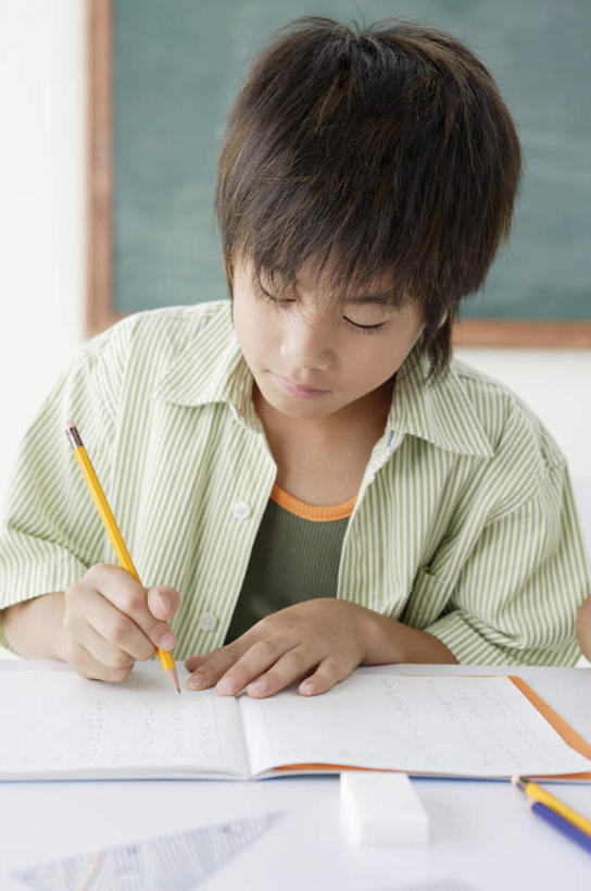 东方人,儿童,一个人,坐,竖图,室内,白天,正面,纯洁,桌子,亚洲,仅一个男性,仅一个人,握,服装,笔,办公用品,记事本,拿,拿着,注视,休闲装,黄种人,书桌,文具,小孩,衣服,本子,笔记本,课桌,铅笔,学习用品,黑板,观察,看,仅一个小孩,休闲,教室,休闲服,可爱,童年,童趣,教学,握着,服饰,观看,文具用品,察看,书写,课堂,关注,童真,烂漫,无邪,耐磨,教学黑板,天真,男孩,男人,男性,亚洲人,孩子,坐着,半身,彩图,男生