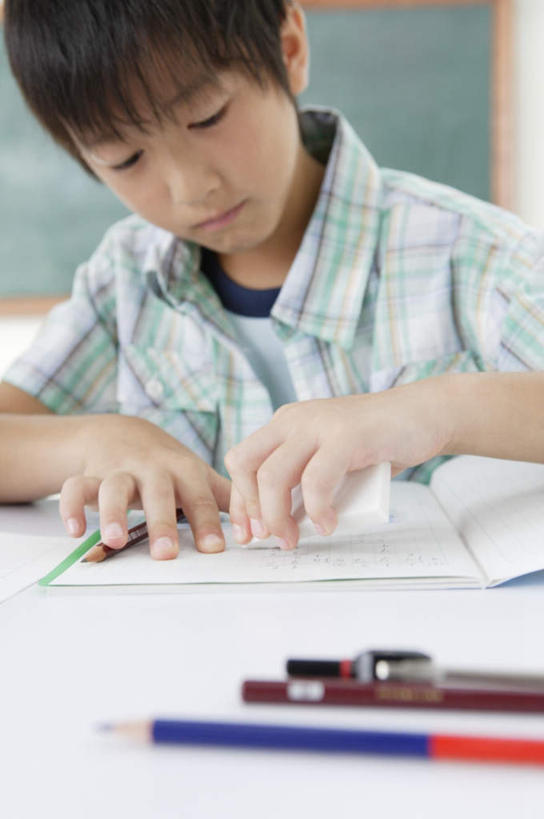 东方人,儿童,一个人,坐,竖图,室内,白天,正面,纯洁,桌子,亚洲,仅一个男性,仅一个人,握,服装,朦胧,模糊,笔,办公用品,记事本,拿,拿着,注视,休闲装,黄种人,书桌,文具,小孩,衣服,本子,笔记本,课桌,铅笔,学习用品,黑板,观察,看,仅一个小孩,休闲,教室,休闲服,可爱,童年,童趣,教学,握着,服饰,观看,文具用品,察看,课堂,关注,童真,烂漫,无邪,耐磨,教学黑板,天真,男孩,男人,男性,亚洲人,孩子,坐着,半身,彩图,男生