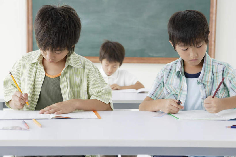 东方人,儿童,三个人,伙伴,朋友,坐,横图,室内,白天,正面,友谊,纯洁,桌子,亚洲,握,服装,笔,办公用品,记事本,拿,拿着,注视,休闲装,黄种人,书桌,文具,小孩,衣服,本子,笔记本,课桌,铅笔,学习用品,黑板,观察,看,休闲,教室,同学,休闲服,可爱,童年,童趣,教学,握着,服饰,观看,文具用品,察看,书写,课堂,校友,关注,童真,烂漫,无邪,同窗,学友,耐磨,教学黑板,天真,友情,男孩,男人,男性,亚洲人,坐着,半身,彩图,男生