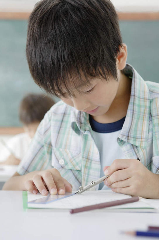 东方人,儿童,两个人,伙伴,朋友,坐,竖图,室内,白天,正面,友谊,纯洁,桌子,亚洲,握,服装,朦胧,模糊,笔,办公用品,记事本,拿,拿着,注视,休闲装,黄种人,书桌,文具,小孩,衣服,本子,笔记本,课桌,铅笔,学习用品,黑板,观察,看,休闲,教室,同学,休闲服,可爱,童年,童趣,教学,握着,服饰,观看,文具用品,察看,书写,课堂,校友,关注,童真,烂漫,无邪,同窗,学友,耐磨,教学黑板,天真,友情,男孩,男人,男性,亚洲人,坐着,半身,彩图,男生