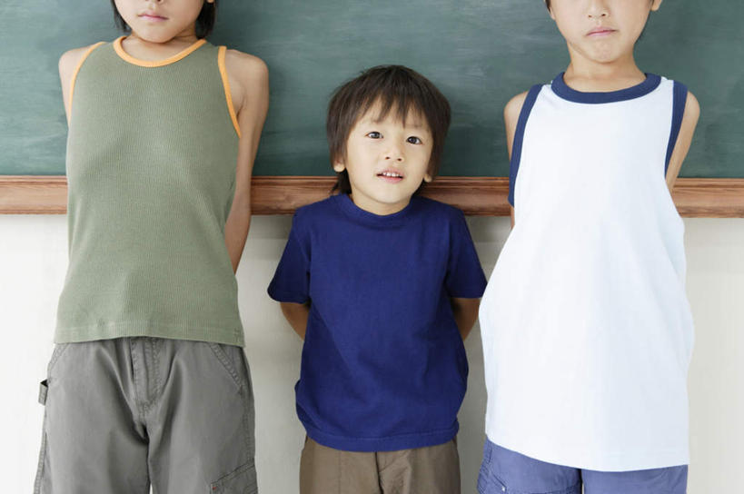 东方人,儿童,三个人,伙伴,朋友,站,笑,微笑,横图,室内,白天,正面,友谊,纯洁,亚洲,一排,服装,整齐,墙,注视,休闲装,黄种人,墙壁,墙面,排列,小孩,衣服,蓝色,绿色,黑板,观察,看,站着,休闲,教室,同学,休闲服,可爱,童年,童趣,教学,服饰,观看,察看,课堂,校友,队列,关注,童真,烂漫,无邪,背手,同窗,学友,耐磨,教学黑板,天真,友情,男孩,男人,男性,亚洲人,站立,半身,彩图,男生