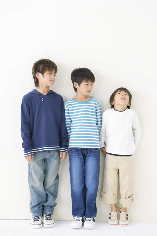 东方人,儿童,三个人,家庭,站,笑,微笑,露齿笑,竖图,室内,白天,白色背景,正面,纯洁,亚洲,一排,服装,裤子,整齐,注视,牛仔裤,休闲装,黄种人,排列,小孩,衣服,蓝色,白色,观察,看,站着,休闲,温暖,温馨,一家人,休闲服,可爱,童年,童趣,摄影,服饰,影棚,观看,和睦,察看,队列,关注,童真,烂漫,无邪,背手,天真,男孩,男人,男性,亚洲人,站立,彩图,全身,影棚拍摄,拍摄,融洽,男生