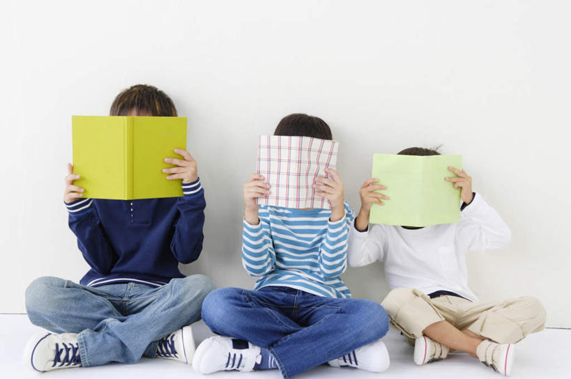 东方人,儿童,三个人,家庭,坐,盘腿,横图,室内,白天,白色背景,正面,纯洁,书籍,亚洲,一排,握,服装,裤子,整齐,拿,拿着,牛仔裤,休闲装,黄种人,排列,小孩,衣服,蓝色,白色,三本,休闲,温暖,温馨,一家人,休闲服,可爱,童年,童趣,握着,遮,遮掩,摄影,服饰,影棚,和睦,掩盖,遮挡,队列,童真,烂漫,无邪,遮盖,掩饰,天真,男孩,男人,男性,亚洲人,书,图书,盘腿而坐,盘膝,盘着腿的,盘着腿坐,双腿交叉,坐着,彩图,全身,影棚拍摄,拍摄,融洽,男生