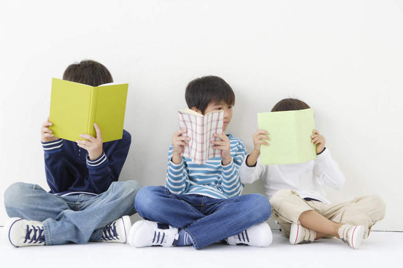东方人,儿童,三个人,家庭,坐,盘腿,横图,室内,白天,白色背景,正面,纯洁,书籍,亚洲,一排,握,服装,裤子,整齐,拿,拿着,注视,牛仔裤,休闲装,黄种人,排列,小孩,衣服,蓝色,白色,观察,看,三本,休闲,温暖,温馨,一家人,休闲服,可爱,童年,童趣,握着,遮,遮掩,摄影,服饰,影棚,观看,和睦,察看,掩盖,遮挡,队列,关注,童真,烂漫,无邪,遮盖,掩饰,天真,男孩,男人,男性,亚洲人,书,图书,盘腿而坐,盘膝,盘着腿的,盘着腿坐,双腿交叉,坐着,彩图,全身,影棚拍摄,拍摄,融洽,男生