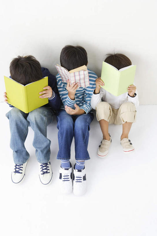 东方人,儿童,三个人,家庭,坐,盘腿,竖图,俯视,室内,白天,白色背景,纯洁,书籍,亚洲,一排,握,服装,裤子,整齐,拿,拿着,牛仔裤,休闲装,黄种人,排列,小孩,衣服,蓝色,白色,三本,休闲,温暖,温馨,一家人,休闲服,可爱,童年,童趣,握着,遮,遮掩,摄影,服饰,影棚,和睦,掩盖,遮挡,队列,童真,烂漫,无邪,遮盖,掩饰,天真,男孩,男人,男性,亚洲人,书,图书,盘腿而坐,盘膝,盘着腿的,盘着腿坐,双腿交叉,坐着,彩图,高角度拍摄,全身,影棚拍摄,拍摄,融洽,男生