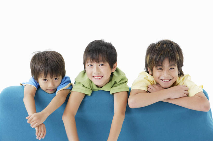 东方人,儿童,三个人,家庭,笑,双手交叉,微笑,露齿笑,横图,室内,白天,白色背景,正面,纯洁,沙发,亚洲,一排,服装,整齐,注视,休闲装,黄种人,排列,小孩,衣服,黄色,蓝色,绿色,观察,看,趴着,休闲,温暖,温馨,一家人,休闲服,可爱,童年,童趣,摄影,服饰,影棚,观看,和睦,察看,双手抱胸,队列,关注,布艺沙发,童真,烂漫,无邪,天真,男孩,男人,男性,亚洲人,趴,半身,彩图,影棚拍摄,拍摄,融洽,男生