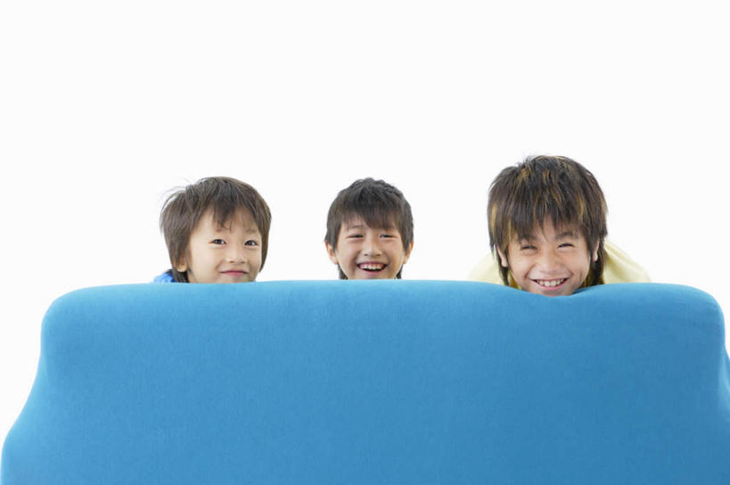 东方人,儿童,三个人,家庭,笑,微笑,露齿笑,横图,室内,白天,白色背景,正面,纯洁,沙发,亚洲,一排,服装,整齐,注视,休闲装,黄种人,排列,小孩,衣服,黄色,蓝色,绿色,观察,看,趴着,休闲,温暖,温馨,一家人,休闲服,可爱,童年,童趣,摄影,服饰,影棚,观看,和睦,察看,队列,关注,布艺沙发,童真,烂漫,无邪,天真,男孩,男人,男性,亚洲人,趴,半身,彩图,影棚拍摄,拍摄,融洽,男生