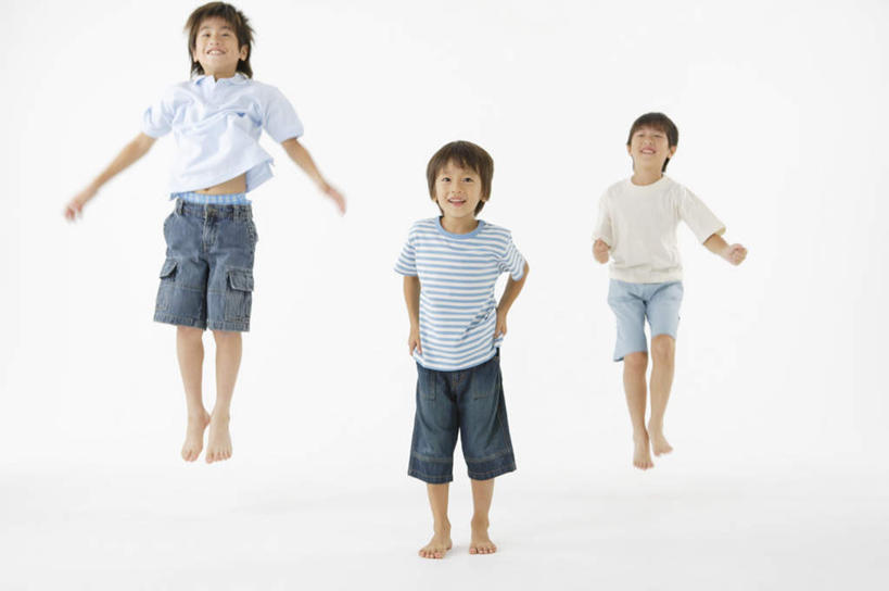东方人,儿童,三个人,家庭,跳,伸展双臂,笑,微笑,露齿笑,横图,室内,白天,白色背景,正面,纯洁,亚洲,服装,裤子,半空,注视,牛仔裤,休闲装,黄种人,小孩,衣服,观察,看,休闲,温暖,温馨,一家人,休闲服,可爱,童年,童趣,摄影,服饰,影棚,观看,和睦,察看,关注,童真,烂漫,无邪,天真,男孩,男人,男性,亚洲人,敞开双臂,伸开双臂,跳跃,展开双肩,张开手臂,张开双臂,彩图,全身,影棚拍摄,拍摄,融洽,男生