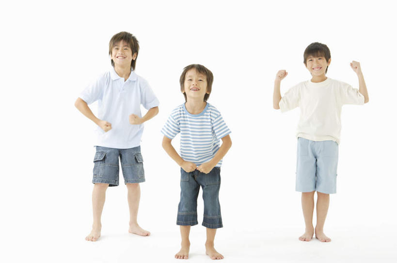 东方人,儿童,三个人,家庭,站,笑,微笑,露齿笑,横图,室内,白天,白色背景,正面,纯洁,亚洲,一排,服装,整齐,注视,休闲装,黄种人,排列,小孩,衣服,观察,看,握拳,站着,休闲,温暖,温馨,一家人,休闲服,可爱,童年,童趣,摄影,服饰,影棚,观看,和睦,察看,队列,关注,童真,烂漫,无邪,天真,男孩,男人,男性,亚洲人,站立,彩图,全身,影棚拍摄,拍摄,融洽,男生