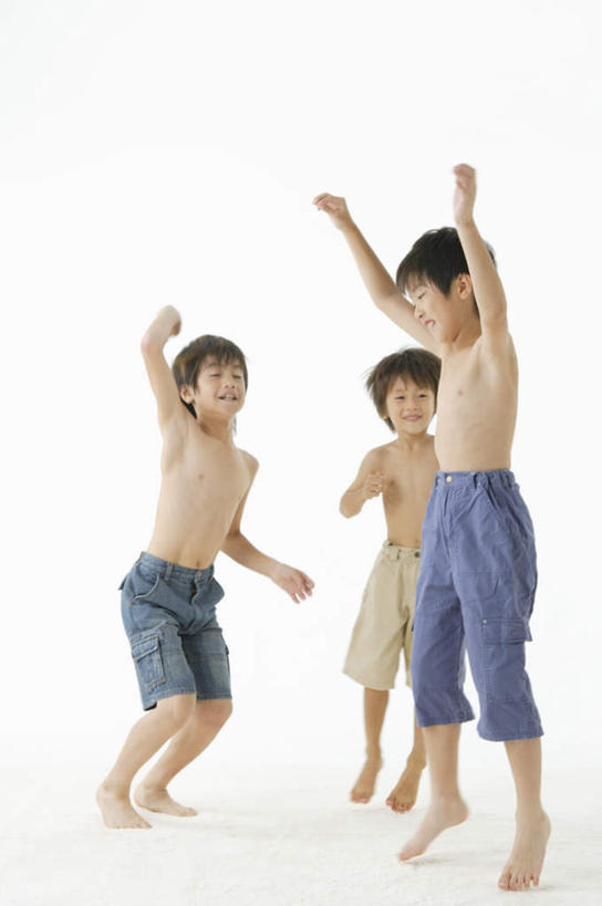 东方人,儿童,三个人,家庭,站,跳,举,笑,微笑,露齿笑,竖图,室内,白天,白色背景,正面,纯洁,亚洲,裤子,半空,注视,黄种人,裸露,小孩,观察,看,托,站着,温暖,温馨,一家人,可爱,童年,童趣,摄影,影棚,观看,和睦,察看,关注,裸,童真,烂漫,无邪,天真,男孩,男人,男性,亚洲人,举起,举手,举着,跳跃,向上举,向上伸,向上托,站立,彩图,全身,影棚拍摄,拍摄,融洽,男生