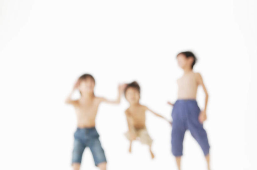 东方人,儿童,三个人,家庭,站,跳,举,笑,微笑,露齿笑,横图,室内,白天,白色背景,正面,纯洁,亚洲,裤子,朦胧,模糊,半空,注视,黄种人,裸露,小孩,观察,看,托,站着,温暖,温馨,一家人,可爱,童年,童趣,摄影,影棚,观看,和睦,察看,关注,裸,童真,烂漫,无邪,天真,男孩,男人,男性,亚洲人,举起,举手,举着,跳跃,向上举,向上伸,向上托,站立,半身,彩图,影棚拍摄,拍摄,融洽,男生