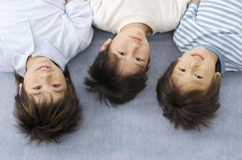 东方人,儿童,脸,头,脸颊,三个人,家庭,躺,笑,微笑,露齿笑,横图,俯视,室内,白天,纯洁,地毯,亚洲,服装,装饰,编织,手工艺品,织物,注视,休闲装,黄种人,肩膀,小孩,衣服,工艺品,观察,看,休闲,温暖,温馨,一家人,休闲服,可爱,童年,童趣,服饰,观看,华丽,修饰,点缀,和睦,察看,关注,童真,烂漫,无邪,衬托,美观,雅致,雅观,卧着,天真,男孩,男人,男性,亚洲人,头部,脸部,脸蛋,面部,躺着,卧,半身,彩图,高角度拍摄,融洽,男生