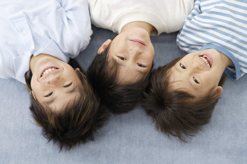 东方人,儿童,脸,头,脸颊,三个人,家庭,躺,笑,微笑,露齿笑,横图,俯视,室内,白天,纯洁,地毯,亚洲,服装,装饰,编织,手工艺品,织物,注视,休闲装,黄种人,肩膀,小孩,衣服,工艺品,观察,看,休闲,温暖,温馨,一家人,休闲服,可爱,童年,童趣,服饰,观看,华丽,修饰,点缀,和睦,察看,关注,童真,烂漫,无邪,衬托,美观,雅致,雅观,卧着,天真,男孩,男人,男性,亚洲人,头部,脸部,脸蛋,面部,躺着,卧,半身,彩图,高角度拍摄,融洽,男生