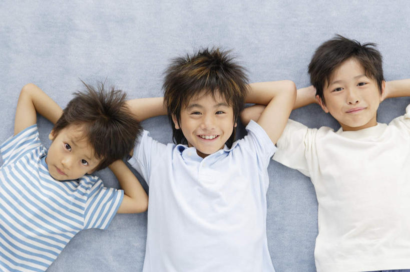 东方人,儿童,三个人,家庭,躺,笑,微笑,露齿笑,横图,俯视,室内,白天,纯洁,地毯,亚洲,一排,抱头,服装,整齐,装饰,编织,手工艺品,织物,注视,休闲装,黄种人,排列,小孩,衣服,工艺品,观察,看,休闲,温暖,温馨,一家人,休闲服,可爱,童年,童趣,服饰,观看,华丽,修饰,点缀,和睦,察看,队列,关注,童真,烂漫,无邪,衬托,美观,雅致,雅观,捧首,捧头,卧着,天真,男孩,男人,男性,亚洲人,躺着,卧,半身,彩图,高角度拍摄,融洽,男生