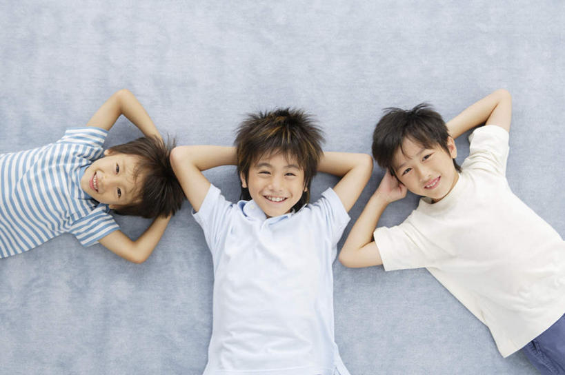 东方人,儿童,三个人,家庭,躺,笑,微笑,露齿笑,横图,俯视,室内,白天,纯洁,地毯,亚洲,一排,抱头,服装,整齐,装饰,编织,手工艺品,织物,注视,休闲装,黄种人,排列,小孩,衣服,工艺品,观察,看,休闲,温暖,温馨,一家人,休闲服,可爱,童年,童趣,服饰,观看,华丽,修饰,点缀,和睦,察看,队列,关注,童真,烂漫,无邪,衬托,美观,雅致,雅观,捧首,捧头,卧着,天真,男孩,男人,男性,亚洲人,躺着,卧,半身,彩图,高角度拍摄,融洽,男生