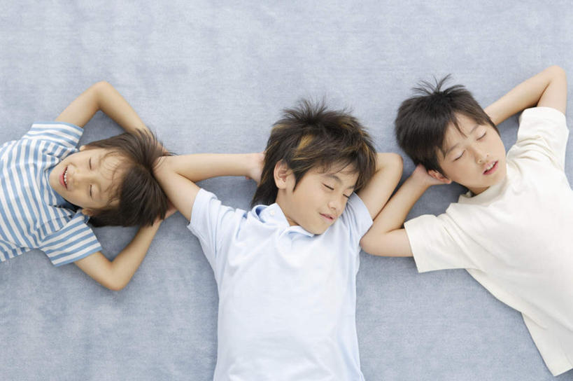 东方人,儿童,三个人,家庭,躺,闭眼,笑,睡,微笑,露齿笑,横图,俯视,室内,白天,纯洁,地毯,亚洲,一排,抱头,服装,整齐,装饰,编织,手工艺品,织物,休闲装,黄种人,排列,小孩,衣服,工艺品,休闲,温暖,温馨,一家人,休闲服,可爱,童年,童趣,服饰,华丽,修饰,点缀,和睦,队列,童真,烂漫,无邪,衬托,美观,雅致,雅观,捧首,捧头,卧着,天真,男孩,男人,男性,亚洲人,闭眼睛,闭着眼,闭着眼睛,困,困觉,寝息,睡觉,躺着,卧,半身,彩图,高角度拍摄,融洽,男生