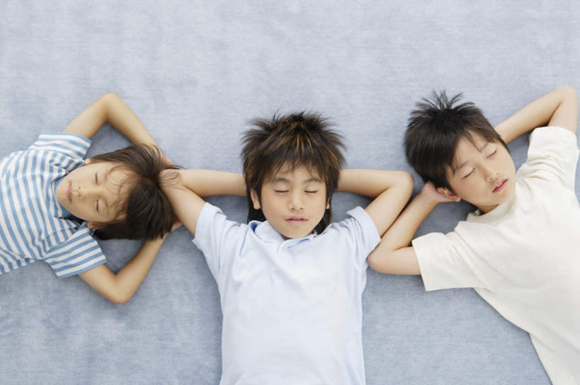 东方人,儿童,三个人,家庭,躺,闭眼,笑,睡,微笑,横图,俯视,室内,白天,纯洁,地毯,亚洲,一排,抱头,服装,整齐,装饰,编织,手工艺品,织物,休闲装,黄种人,排列,小孩,衣服,工艺品,休闲,温暖,温馨,一家人,休闲服,可爱,童年,童趣,服饰,华丽,修饰,点缀,和睦,队列,童真,烂漫,无邪,衬托,美观,雅致,雅观,捧首,捧头,卧着,天真,男孩,男人,男性,亚洲人,闭眼睛,闭着眼,闭着眼睛,困,困觉,寝息,睡觉,躺着,卧,半身,彩图,高角度拍摄,融洽,男生