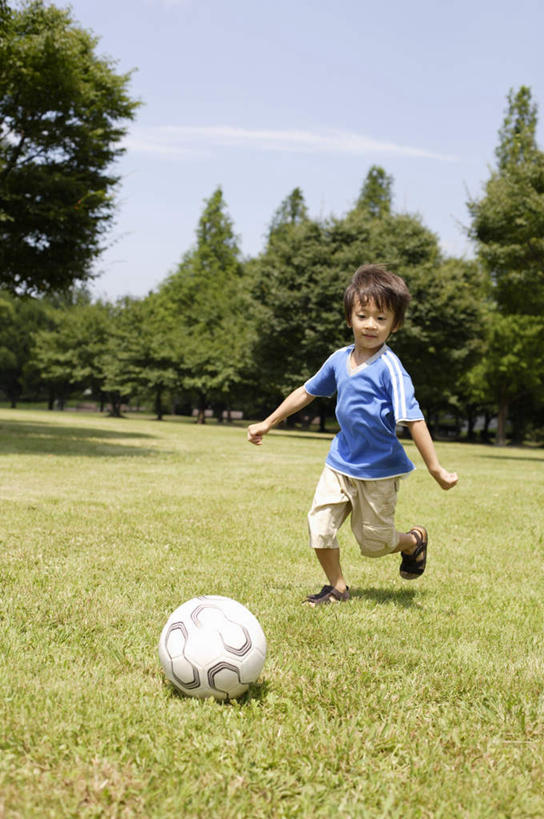 东方人,儿童,一个人,跑,竖图,室外,白天,正面,锻炼,纯洁,运动,足球,草地,草坪,植物,亚洲,仅一个男性,仅一个人,阴影,服装,光线,影子,云,云朵,足球装备,云彩,注视,休闲装,黄种人,运动器械,草,树,树木,小孩,衣服,蓝色,绿色,白云,蓝天,天空,阳光,自然,天,观察,看,仅一个小孩,休闲,休闲服,健身器械,可爱,童年,童趣,服饰,生长,晴朗,成长,观看,察看,关注,健身器材,童真,烂漫,无邪,蹴鞠,体育,天真,足球运动,男孩,男人,男性,亚洲人,孩子,晴空,跑步,彩图,全身,健身,运动器材,男生