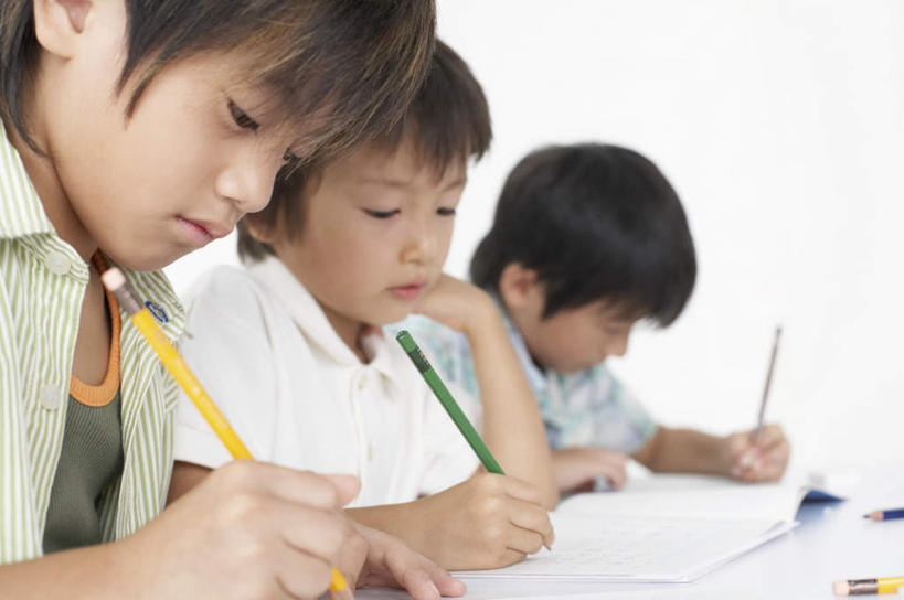 东方人,儿童,三个人,伙伴,朋友,坐,横图,室内,白天,侧面,友谊,纯洁,桌子,亚洲,一排,撑,握,服装,整齐,笔,办公用品,记事本,拿,拿着,托腮,注视,休闲装,黄种人,书桌,文具,排列,小孩,衣服,本子,笔记本,课桌,铅笔,学习用品,观察,看,托,休闲,教室,同学,休闲服,可爱,童年,童趣,握着,服饰,观看,文具用品,察看,书写,课堂,校友,队列,关注,托下巴,童真,烂漫,无邪,同窗,学友,天真,友情,男孩,男人,男性,亚洲人,坐着,半身,彩图,男生