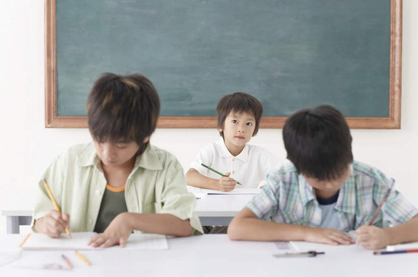 东方人,儿童,三个人,伙伴,朋友,坐,横图,室内,白天,正面,友谊,纯洁,桌子,亚洲,握,服装,笔,办公用品,记事本,拿,拿着,注视,休闲装,黄种人,书桌,文具,小孩,衣服,本子,笔记本,课桌,铅笔,学习用品,黑板,观察,看,休闲,教室,同学,休闲服,可爱,童年,童趣,教学,握着,服饰,观看,文具用品,察看,书写,课堂,校友,关注,童真,烂漫,无邪,同窗,学友,耐磨,教学黑板,天真,友情,男孩,男人,男性,亚洲人,坐着,半身,彩图,男生