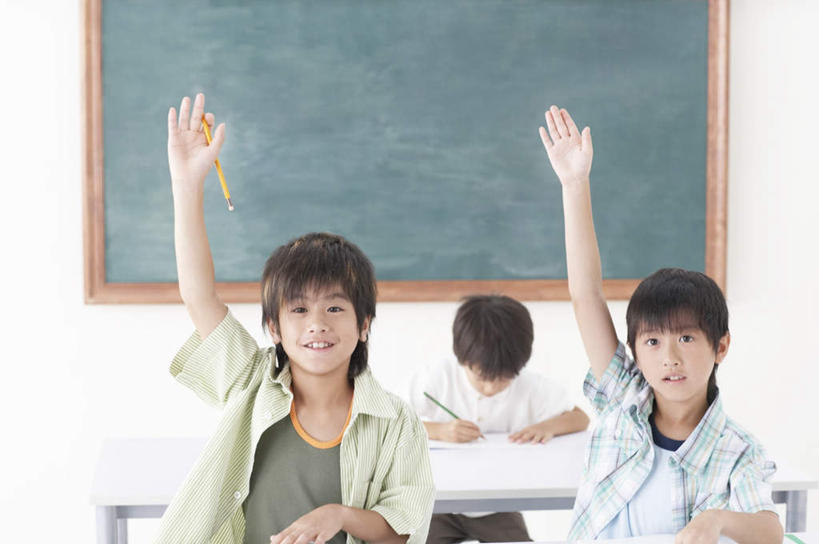 东方人,儿童,三个人,伙伴,朋友,坐,举,笑,微笑,露齿笑,横图,室内,白天,正面,友谊,纯洁,桌子,亚洲,握,服装,笔,墙,办公用品,记事本,拿,拿着,注视,休闲装,黄种人,书桌,墙壁,墙面,文具,小孩,衣服,本子,笔记本,课桌,铅笔,学习用品,黑板,观察,看,托,休闲,教室,同学,休闲服,可爱,童年,童趣,教学,握着,服饰,观看,文具用品,察看,书写,课堂,校友,关注,童真,烂漫,无邪,同窗,学友,耐磨,教学黑板,天真,友情,男孩,男人,男性,亚洲人,举起,举手,举着,向上举,向上伸,向上托,坐着,半身,彩图,男生