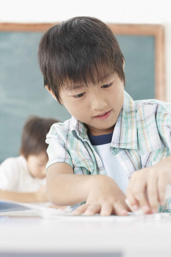 东方人,儿童,两个人,伙伴,朋友,坐,竖图,室内,白天,正面,友谊,纯洁,桌子,亚洲,握,服装,朦胧,模糊,笔,办公用品,记事本,拿,拿着,注视,休闲装,黄种人,书桌,文具,小孩,衣服,本子,笔记本,课桌,铅笔,学习用品,黑板,观察,看,休闲,教室,同学,休闲服,可爱,童年,童趣,教学,握着,服饰,观看,文具用品,察看,书写,课堂,校友,关注,童真,烂漫,无邪,同窗,学友,耐磨,教学黑板,天真,友情,男孩,男人,男性,亚洲人,坐着,半身,彩图,男生