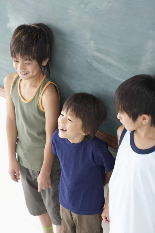 东方人,儿童,三个人,伙伴,朋友,站,笑,微笑,露齿笑,竖图,俯视,室内,白天,友谊,纯洁,亚洲,一排,服装,整齐,墙,注视,休闲装,黄种人,墙壁,墙面,排列,小孩,衣服,蓝色,绿色,黑板,观察,看,站着,休闲,教室,同学,休闲服,可爱,童年,童趣,教学,服饰,观看,察看,课堂,校友,队列,关注,童真,烂漫,无邪,同窗,学友,耐磨,教学黑板,天真,友情,男孩,男人,男性,亚洲人,站立,半身,彩图,高角度拍摄,男生