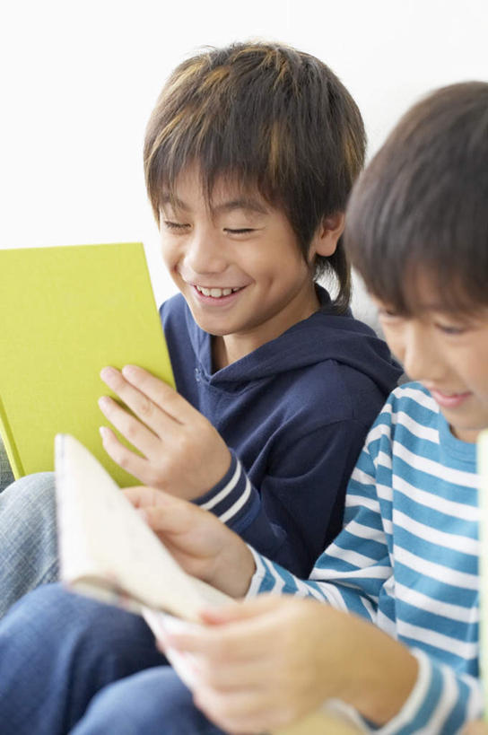 东方人,儿童,三个人,伙伴,朋友,坐,笑,微笑,露齿笑,竖图,室内,白天,正面,友谊,纯洁,书籍,亚洲,握,服装,拿,拿着,注视,休闲装,黄种人,小孩,衣服,观察,看,休闲,同学,休闲服,可爱,童年,童趣,握着,服饰,观看,察看,校友,关注,童真,烂漫,无邪,同窗,学友,天真,友情,男孩,男人,男性,亚洲人,书,图书,坐着,半身,彩图,男生