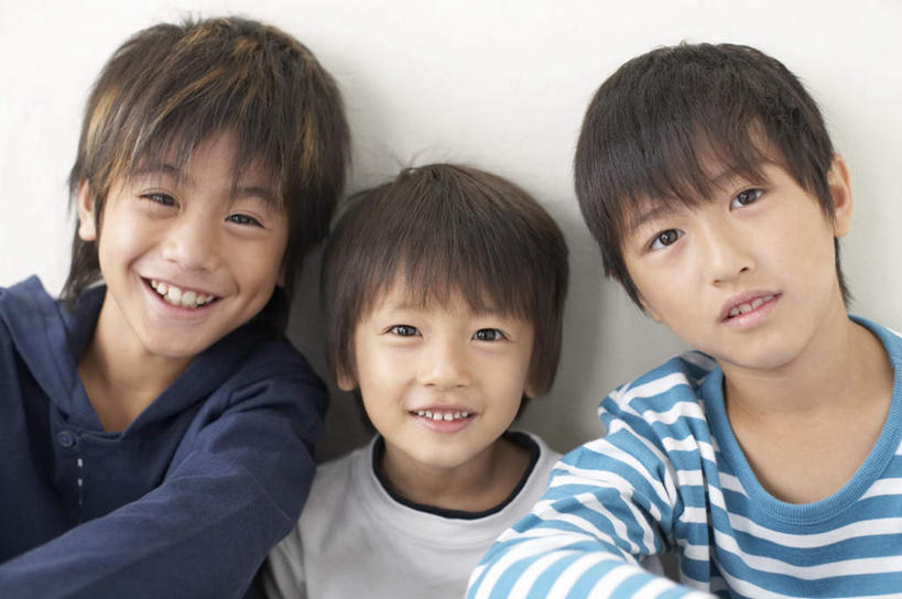 东方人,儿童,三个人,伙伴,朋友,坐,笑,微笑,露齿笑,横图,室内,白天,白色背景,正面,友谊,纯洁,亚洲,一排,服装,整齐,注视,休闲装,黄种人,排列,小孩,衣服,观察,看,休闲,同学,休闲服,可爱,童年,童趣,摄影,服饰,影棚,观看,察看,校友,队列,关注,童真,烂漫,无邪,同窗,学友,天真,友情,男孩,男人,男性,亚洲人,坐着,半身,彩图,影棚拍摄,拍摄,男生