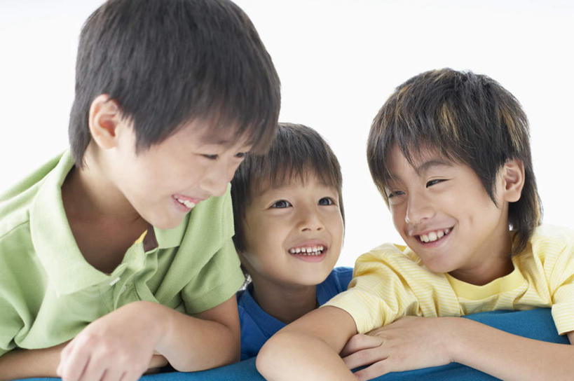 东方人,儿童,三个人,伙伴,朋友,坐,笑,微笑,露齿笑,横图,室内,白天,白色背景,正面,友谊,纯洁,沙发,亚洲,一排,服装,整齐,注视,休闲装,黄种人,排列,小孩,衣服,蓝色,观察,看,休闲,同学,休闲服,可爱,童年,童趣,摄影,服饰,影棚,观看,察看,校友,队列,关注,布艺沙发,童真,烂漫,无邪,同窗,学友,天真,友情,男孩,男人,男性,亚洲人,坐着,半身,彩图,影棚拍摄,拍摄,男生