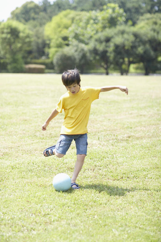 东方人,儿童,一个人,站,伸展双臂,竖图,室外,白天,正面,纯洁,足球,草地,草坪,植物,亚洲,仅一个男性,仅一个人,踢,阴影,服装,光线,影子,足球装备,注视,休闲装,黄种人,运动器械,草,树,树木,小孩,衣服,黄色,绿色,阳光,自然,观察,看,站着,仅一个小孩,休闲,休闲服,健身器械,可爱,童年,童趣,服饰,生长,成长,观看,察看,关注,健身器材,童真,烂漫,无邪,蹴鞠,天真,足球运动,男孩,男人,男性,亚洲人,孩子,敞开双臂,伸开双臂,展开双肩,站立,张开手臂,张开双臂,彩图,全身,运动器材,男生