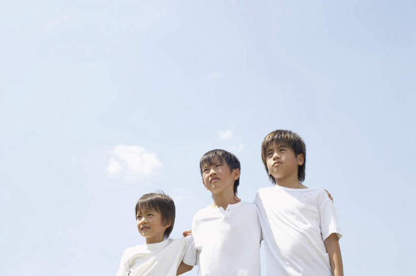 东方人,儿童,三个人,伙伴,朋友,站,抱,笑,微笑,露齿笑,横图,室外,白天,仰视,友谊,纯洁,亚洲,一排,阴影,服装,整齐,光线,影子,云,云朵,云彩,注视,休闲装,黄种人,排列,小孩,衣服,蓝色,白色,白云,蓝天,天空,阳光,天,观察,看,站着,休闲,同学,休闲服,可爱,童年,童趣,服饰,晴朗,抱着,观看,察看,搂着,校友,队列,关注,童真,烂漫,无邪,同窗,学友,天真,友情,男孩,男人,男性,亚洲人,晴空,怀抱,搂,搂抱,相抱,拥抱,站立,半身,彩图,低角度拍摄,男生