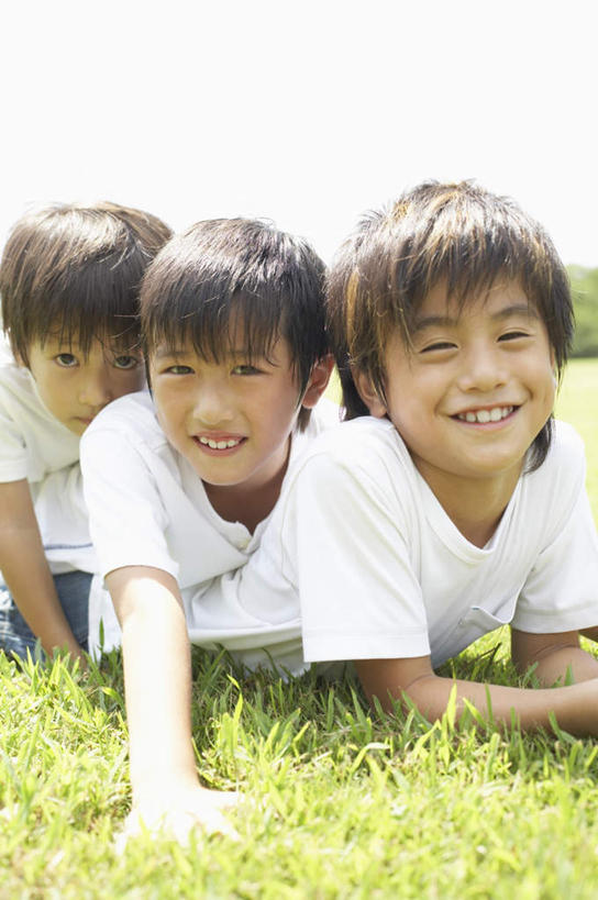 东方人,儿童,三个人,伙伴,朋友,笑,微笑,露齿笑,竖图,室外,白天,正面,友谊,纯洁,草地,草坪,植物,亚洲,一排,阴影,服装,整齐,光线,影子,注视,休闲装,黄种人,草,树,树木,排列,小孩,衣服,绿色,白色,阳光,自然,观察,看,趴着,休闲,同学,休闲服,可爱,童年,童趣,服饰,生长,成长,观看,察看,校友,队列,关注,童真,烂漫,无邪,同窗,学友,天真,友情,男孩,男人,男性,亚洲人,趴,半身,彩图,男生