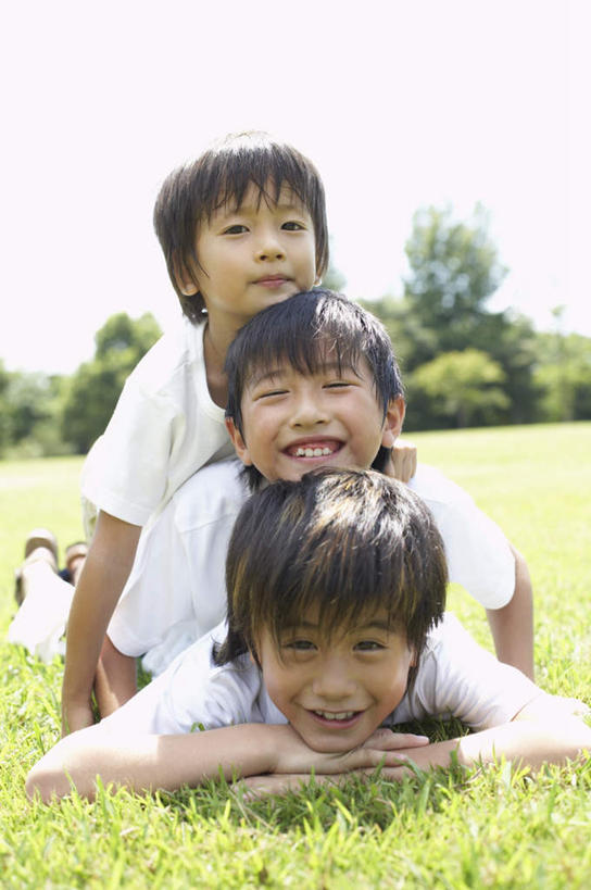 东方人,儿童,三个人,伙伴,朋友,笑,微笑,露齿笑,竖图,室外,白天,正面,友谊,纯洁,草地,草坪,植物,亚洲,一排,阴影,服装,整齐,光线,影子,注视,休闲装,黄种人,草,树,树木,排列,小孩,衣服,绿色,白色,阳光,自然,观察,看,趴着,休闲,同学,休闲服,可爱,童年,童趣,服饰,生长,成长,观看,察看,校友,队列,关注,童真,烂漫,无邪,同窗,学友,天真,友情,男孩,男人,男性,亚洲人,趴,彩图,全身,男生