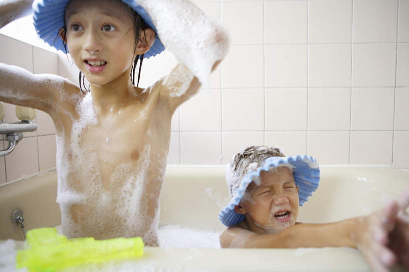 西方人,儿童,两个人,家庭,坐,笑,微笑,露齿笑,横图,室内,白天,正面,化妆,美容,洗澡,纯洁,卫生间,浴室,欧洲,欧洲人,护肤,注视,干净,裸露,小孩,化妆品,肥皂,香皂,浴缸,日用品,洗浴用品,观察,看,清洁,保养,享受,休闲,健康,温暖,温馨,一家人,放松,可爱,童年,童趣,保健,观看,和睦,察看,卫生,护肤品,化妆用品,关注,裸,护肤用品,舒缓,卫浴设备,童真,烂漫,无邪,养颜,去污,紧肤,嫩肤,泡汤,水管装置,天真,男孩,男人,男性,白种人,淋浴房,洗涤,坐着,半身,彩图,沐浴,冲凉房,沐浴间,沐浴室,融洽,男生